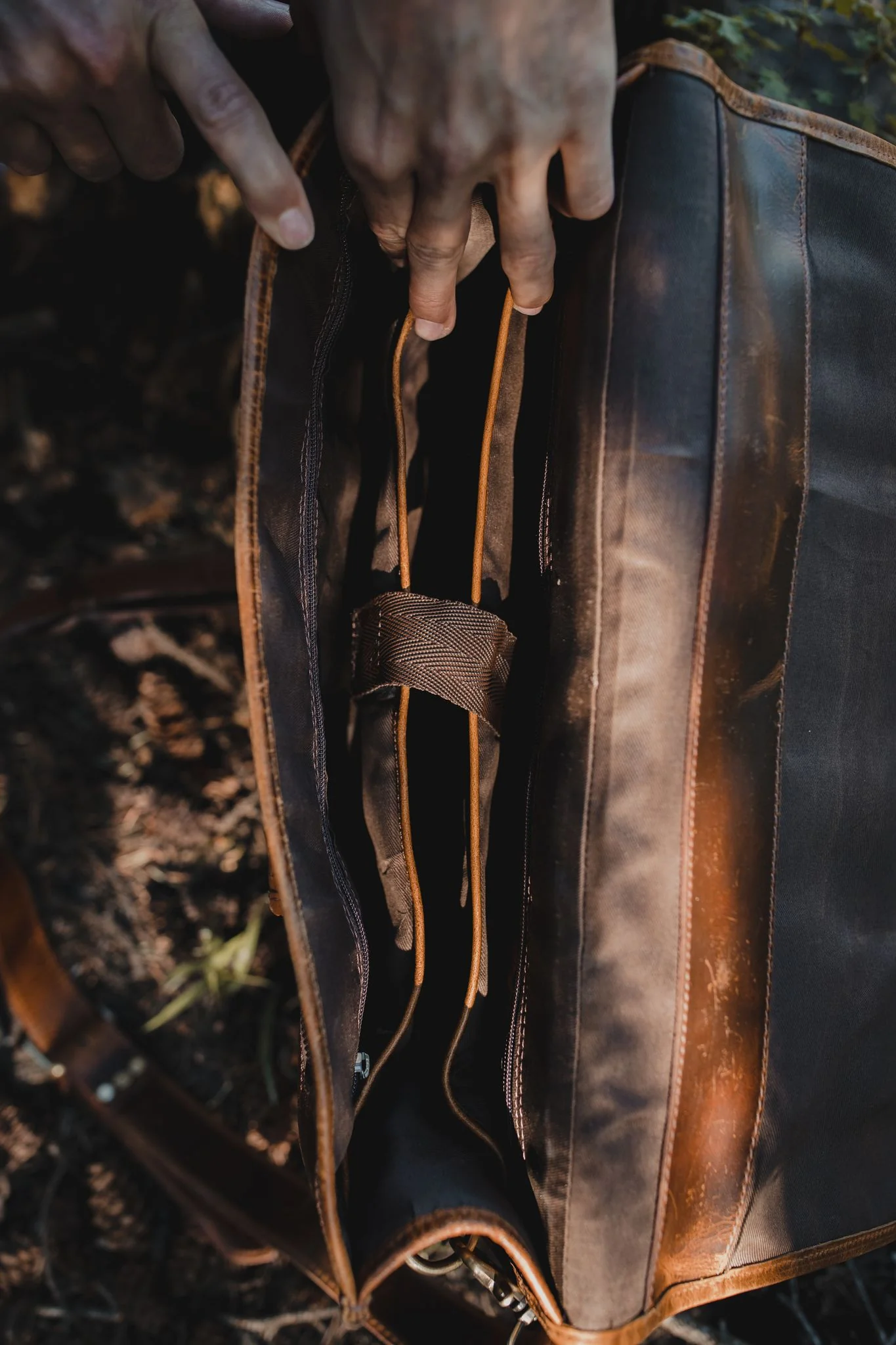 18 inch Buffalo Leather Briefcase - Image 12